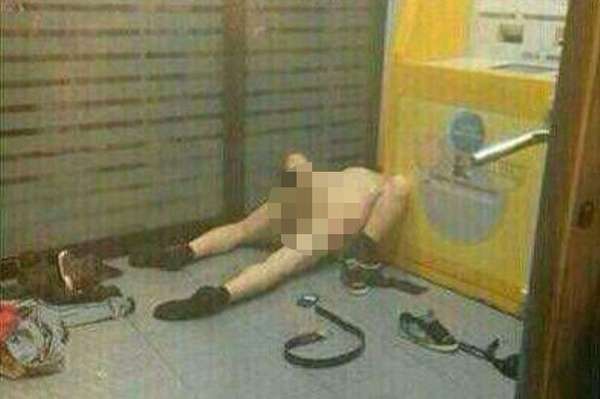 Em maio de 2014, um casal foi pego tendo relação sexual dentro de um banco na cidade de Oviedo, nordeste da Espanha. Eles estavam sem roupas, ao lado do equipamento de caixa eletrônico e foram vistos por algumas pessoas que passavam pelo local e chamaram a polícia.