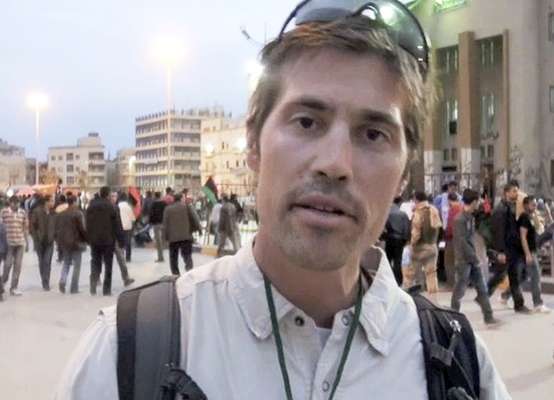 O jornalista americano James Foley, 40 anos, foi decapitado no dia 19 de agosto de 2014 por militantes do Estado Islâmico. Essa foi a primeira vítima cuja a morte foi gravada pelo grupo extremista e divulgada na internet. Foley havia desaparecido na Síria há quase dois anos. No vídeo, o americano - que estava ajoelhado ao lado de seu executor - disse que os EUA causaram sua morte.