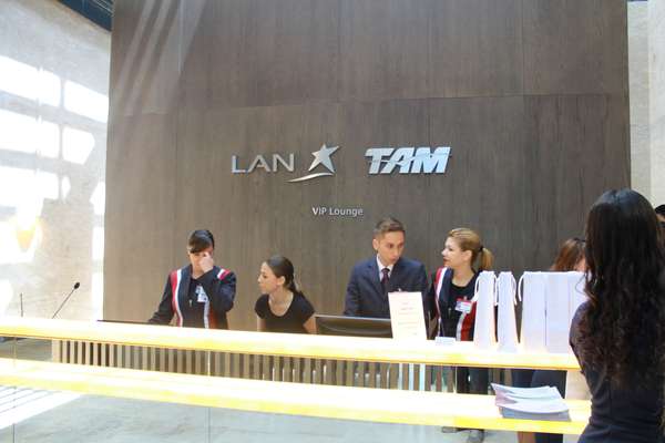A Latam Airlines, grupo resultante da fusão das companhias aéreas brasileira TAM com a chilena LAN, inaugurou a maior sala VIP da América Latina no Aeroporto de Guarulhos, na região metropolitana de São Paulo, nesta terça-feira; empresa investiu mais de R$ 10 milhões no espaço