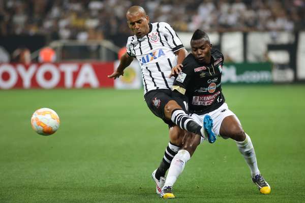 Corinthians supera expulsão de Guerrero e encaminha classificação com 4 a 0