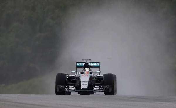 Hamilton manteve-se na frente mesmo na chuva