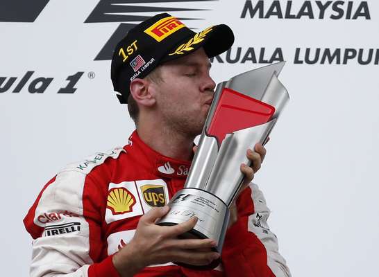 Vettel beija taça de sua primeira vitória na Ferrari