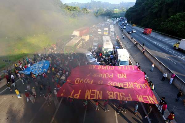São Paulo - Manifestantes fecham a rodovia Anhanguera, na chegada da capital, no início da manhã
