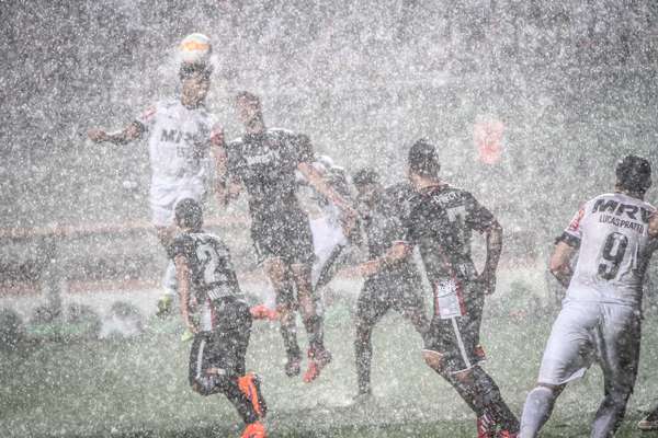 O Atlético-MG adicionou mais um drama em sua lista, nesta quarta-feira, debaixo de muita chuva, no Estádio Independência. "Matou" o Colo Colo por 2 a 0 com golaço no fim e avançou para as oitavas de final da Copa Libertadores da América