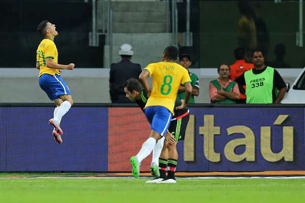 Philippe Coutinho comemora o primeiro gol brasileiro na vitória por 2 a 0 diante do México, em São Paulo