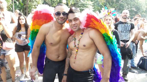 Público curte a parada gay na Avenida Paulista