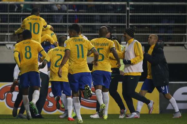 Douglas Costa garante vitória brasileira