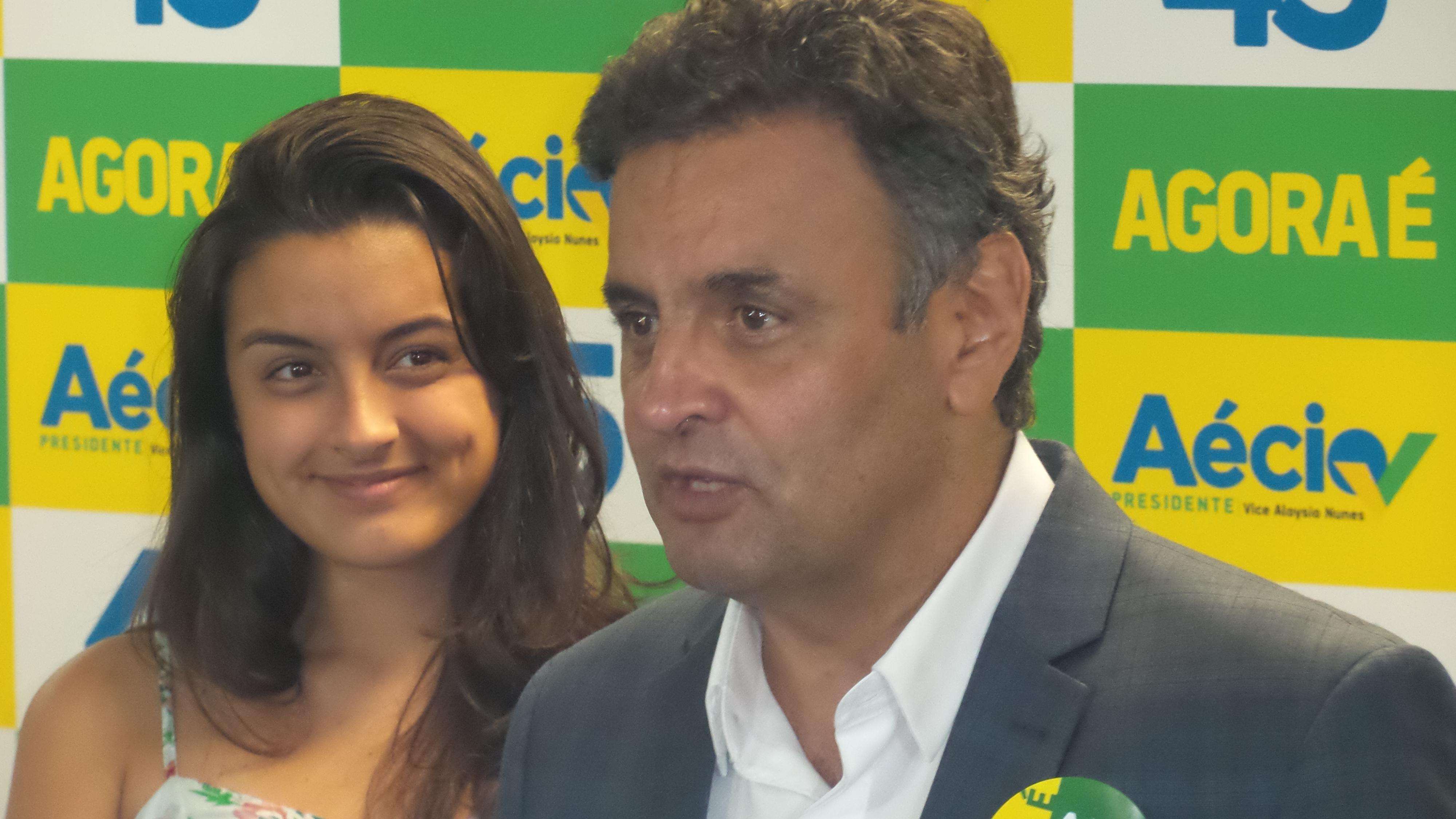 O candidato Aécio Neves (PSDB) deu entrevista coletiva no Rio ao lado da filha, Gabriela Foto: Janaina Garcia/Terra