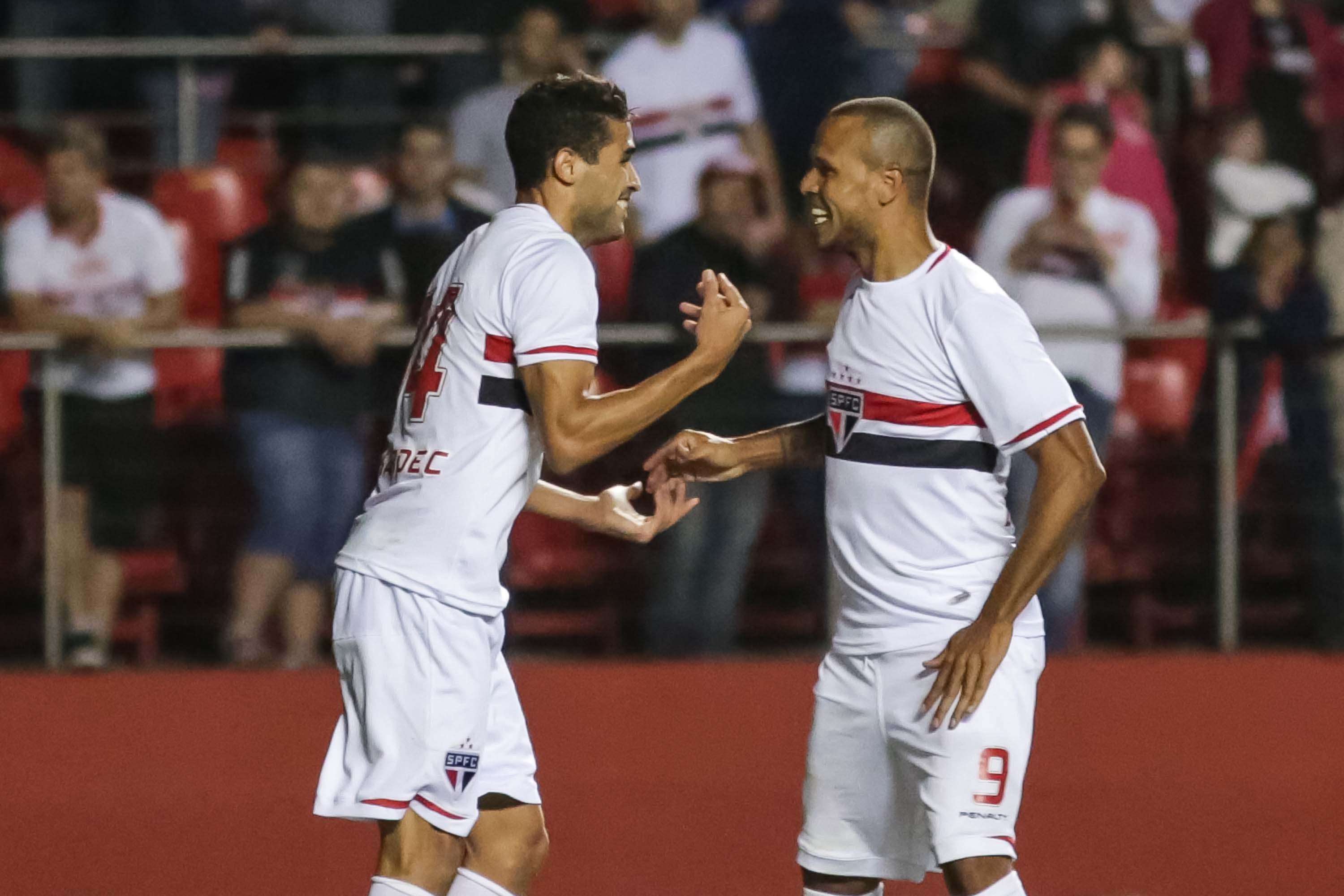 EXCLUSIVO: Veja atacante rival que pode aparecer no Corinthians após convite da diretoria