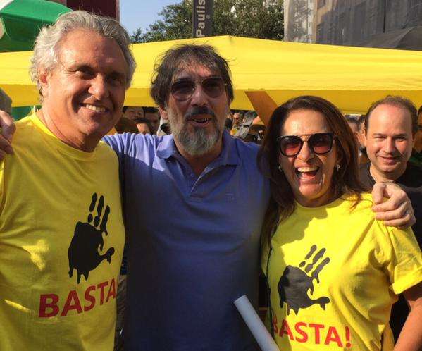 <b>Em ato anti-Dilma em SP, Lobão tira foto com senador Caiado</b>
