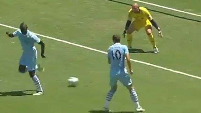 Balotelli faz gol do desempate um minuto depois de entrar e sela