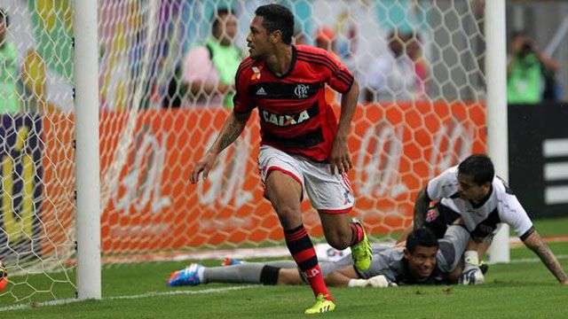Juninho faz gesto de organizada do Vasco para torcida do Flamengo