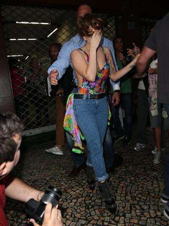 La cantante de "Bad Romance" no lució muy cómoda ante el acoso de las lentes de los paparazzis. Foto: Gabriel Reis / AgNews