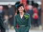 Kate Middleton encabeza la lista de Las mejor vestidas del año según la revista Vanity Fair. El día de San Patricio llevó este abrigo verde botella con cinturón de Emilia Wickstead y la cabeza cubierta con un tocado conocido como 'Betty Boop' de color marrón. Foto: Gtres
