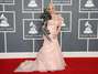 Sasha Gradiva, cantante rusa, en los Grammys del 2012. Una mezcla de un vestido ultra femenino y un accesorio salido de la fantasía de un niño de 12 años. Foto: Getty Images
