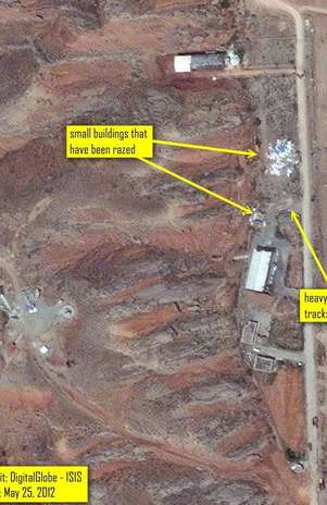 Esta imagen del 25 de mayo de 2012 proporcionada por el Instituto para la Ciencia y Seguridad Internacional (ISIS por sus iniciales en inglés) muestra la demolición de dos edificios pequeños de apoyo en el complejo militar Parchin, en Irán.   Foto: ISIS / AP