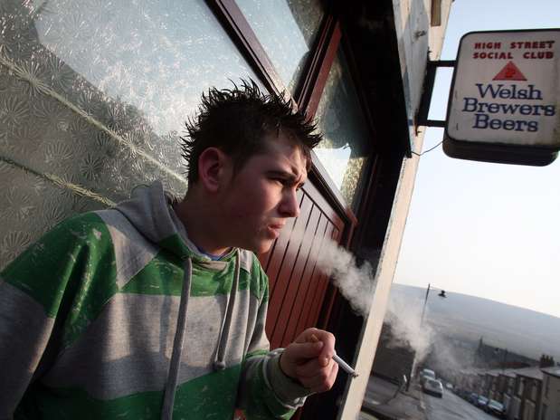 Los hombres que fumaban al ingresar a la universidad y siguieron haciéndolo las décadas siguientes eran dos veces más propensos a morir que los no fumadores.  Foto: Getty Images