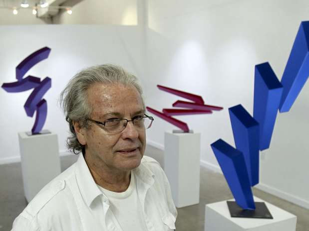 El artista venezolano Rafael Barrios posa el 27 de noviembre del 2012 junto a sus esculturas en Miami. Barrios participa en la feria Art Basel Miami Beach, prevista del 6 al 9 de diciembre.  Foto: Alan Díaz / AP