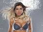 Corinthians pasa las penas con su sensual y voluptuosa musa