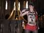 Activista de Femen parodia suicidio en Notre Dame