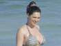 Kelly Brook juguetea en las olas de la Riviera Maya