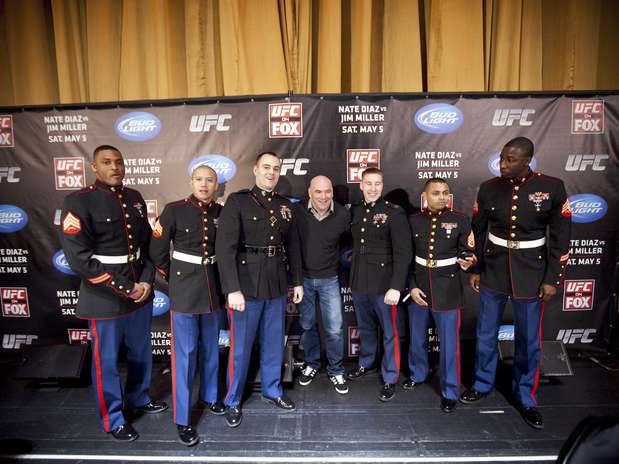 El presidente del UFC, Dana White, posa con los Marinos de las Fuerzas Armadas de Estados Unidos durante el evento. Foto: Getty Images