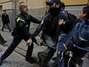 Un policía desaloja a un grupo de piquetes que ha protagonizado incidentes en la Plaza del Callao, en el centro de Madrid, hoy, jueves 29 de marzo de 2012, durante la huelga general contra la reforma laboral.  Foto: EFE