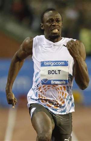 Foto de archivo del velocista jamaiquino Usain Bolt durante la prueba de los 100 metros llanos en Bruselas, sep 16 2011. Usain Bolt, el hombre más veloz del mundo, podría bajar otros 0,18 segundos a su récord mundial en los 100 metros llanos incluso sin correr más rápido. Foto: Thierry Roge / Reuters