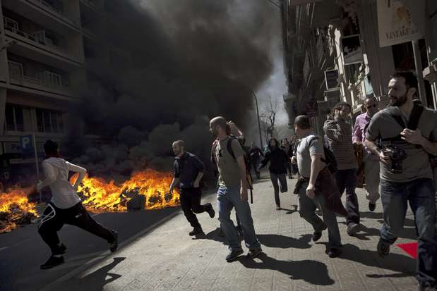 En Barcelona y Madrid, manifestantes y policías se han enfrentado durante los disturbios provocados por la huelga general contra la reforma del mercado laboral y las políticas de austeridad decretadas por el gobierno conservador, bajo estrecha vigilancia de la Unión Europea (UE). Foto: AP