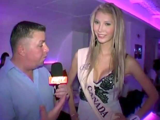 Jenna Talackova ofrece una entrevista durante su participación en un certamen de belleza para transgéneros en Tailandia. Talackova, que nació hombre y cambió de sexo a los 19 años, fue descalificada del concurso Miss Universe Canadá por no cumplir con los requisitos de femineidad.  Foto: Miss Reina Internacional vía YouTube, vía The Canadian Press / AP