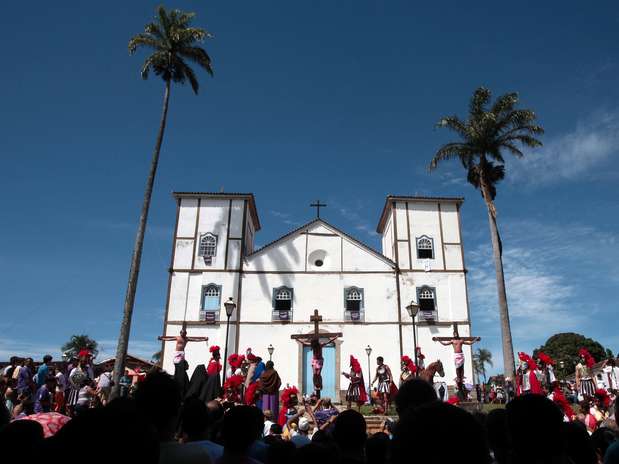 Cristianos participan en una procesión de La Pasión que evoca la crucifixión de Jesús el Viernes Santo afuera de la iglesia Matriz de Pirenopolis, Brasil, el viernes 6 de abril del 2012.  Foto: Eraldo Peres / AP