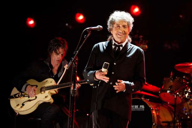 Bob Dylan. "Si George hubiera tenido su propio grupo y estuviera escribiendo sus propias canciones, él habría sido, probablemente, tan grande como cualquiera. Ellos eran cantantes excepcionales. Hasta el día de hoy es difícil encontrar un cantante mejor que  Lennon, o que McCartney, él aún lo es y lo seguirá siendo. Siento temor por McCartney. Soy el único que siente temor por él. Él puede hacerlo todo y nunca ha cesado. El tiene el don para la melodía, tiene el ritmo, puede tocar cualquier instrumento y puede cantar tan bien una balada como nadie. Quiero decir: ¡me gustaría que se fuera del negocio!". Foto: Getty Images