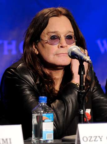 Ozzy Osbourne. Cuando McCartney se negó a colaborar con ‘el príncipe de las tinieblas’ en una canción, este no dudó en exaltar el talento del exBeatle y decir: "La reunión con Paul McCartney fue jodidamente fenomenal, yo estaba en el estudio al mismo tiempo que él y traté de hacerle tocar el bajo en una de mis canciones pero se negó y dijo dijo que no podía mejorar la línea de bajo que estaba grabada, a lo que respondí: ¿Estás bromeando? Tú puedes mear en el disco y con eso me harías la vida". Foto: Getty Images