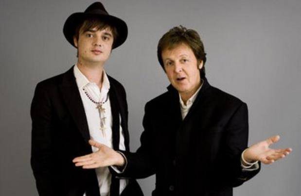 Pete Doherty. El líder de Babyshambles, quien entrevistó en el 2007 al exBeatle, tuvo que pedir permiso a la clínica donde se encontraba en rehabilitación para cumplir esta cita: "Estaba abrumado por conocer a Paul. Tuvimos una charla sincera, parecía un padre hablándole a su hijo. Le dije a Paul que no quería caer otra vez en esos días oscuros". Además, una fuente contó: Ellos hablaron todo sobre música, otros cantantes y hasta tocaron el tema mujeres, pero eso fue estrictamente entre ellos dos. Pete no durmió la noche anterior por pensar qué le iba a decir a la leyenda cuando se encontraran cara a cara. Pero les fue muy bien, y Pete encontró a Paul muy solidario". Foto: Getty Images