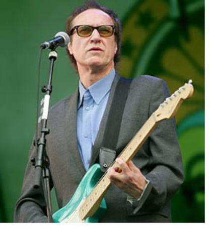 Ray Davies. El líder de The Kinks asegura que Paul se va al extremo para componer música más arriesgada: "Me gustaría oírlo desnudo musicalmente, entonces podría aparecer más de él.  Sigo pensando que hay un camuflaje ahí, pero no sé si eso es intuitivo o proyectado. Me gustaría oírlo sonar como lo que es, uno de nuestros grandes héroes populares. Vamos a tratar de restaurarlo. Él debería trabajar con Andrew Lloyd Webber. Realmente creo que ese es el matrimonio que estoy esperando. Haz algo más real o que vaya más lejos". Foto: Getty Images