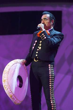 Vicente Fernández prepara su gira de despedida por los escenarios más importantes de Colombia. Vallenateros, reguetoneros y otros artistas acompañarán al charro en su última visita al país. Este es un vistazo a su vida.  Foto: Getty Images