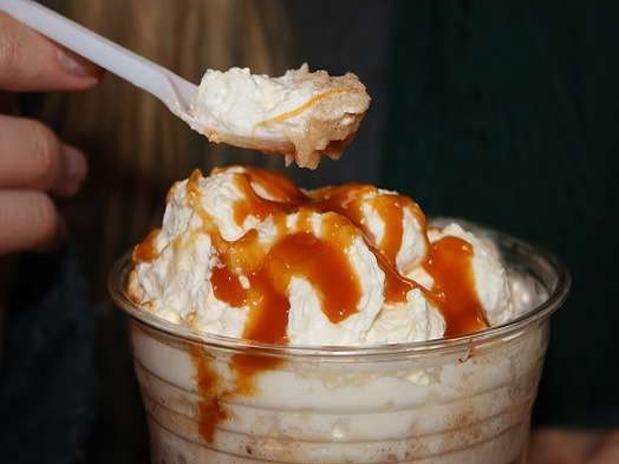Snickers Frappuccino. Annalise, una barista de Starbucks asegura que mezclando un frappuccino con java chips, tofee nut y un poco de caramelo sabe idéntico al popular chocolate. Foto: thedailymeal.com