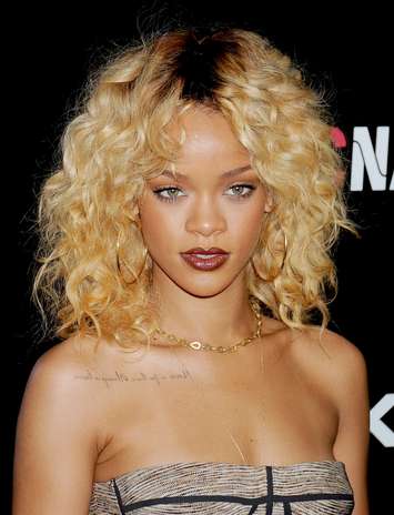 Rihanna tiene varios tatuaje aquí la leyenda de en frente. Foto: Getty Images
