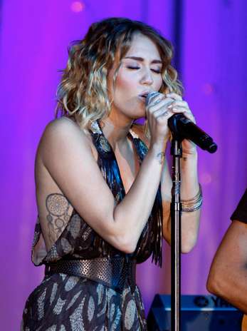 PHOENIX, AZ - MARCH 24:  Singer/actress Miley Cyrus performs onstage during Muhammad Ali's Celebrity Fight Night XVIII held at JW Marriott Desert Ridge Resort & Spa on March 24, 2012 in Phoenix, Arizona.  (Photo by Mike Moore/Getty Images for CFN) Foto: Getty Images