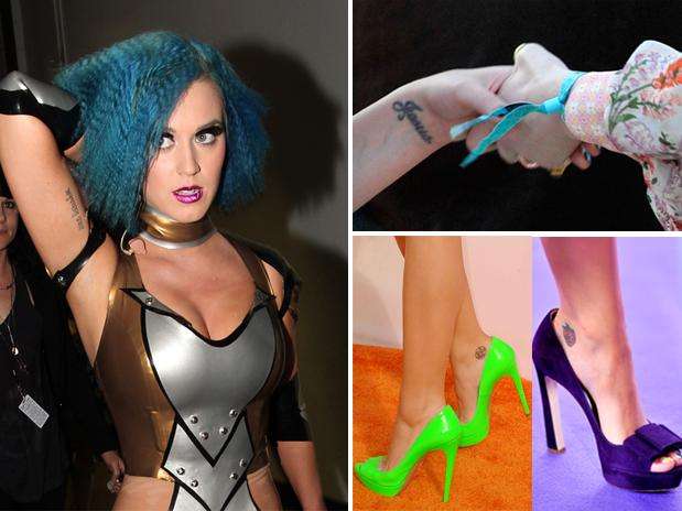 Katy Perry ha situado estratégicamente sus tatuajes en el brazo, y debajo de sus tobillos. La palabra Jesús y una fresita son los más destacados. Foto: Getty Images