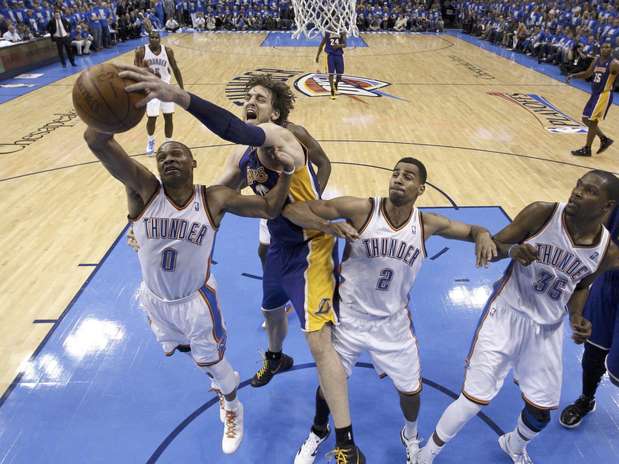 Russell Westbrook (0), del Thunder de Oklahoma City, y el español Pau Gasol, de los Lakers de Los Angeles, se disputan un rebote en el segundo periodo del partido en Oklahoma City, el lunes 14 de mayo de 2012. El partido es el primero de la serie entre ambos equipos en la segunda ronda de la postemporada de la NBA. Al centro Thabo Sefolosha (2), y a la derecha Kevin Durant (35), del Thunder, que gano por 119-90 a los Lakers.  Foto: Sue Ogrocki / AP