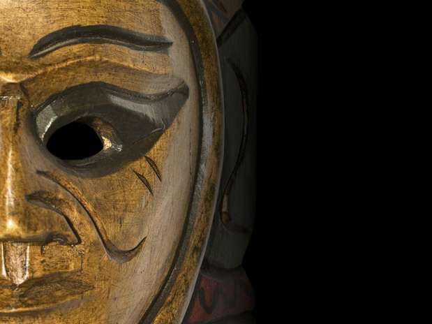 Beautiful handmade mask from Africa on a black background Foto: Thinkstock