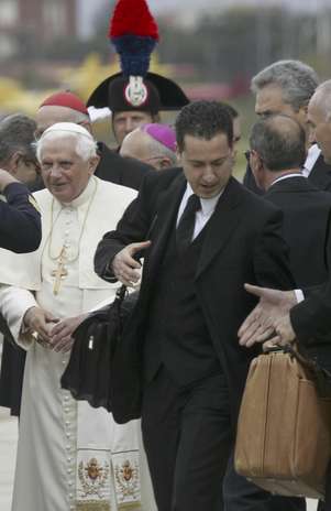 Foto del 21 de abril del 2008 del papa Benedicto XVI a su llegada a la base aérea de Ciampino tras una visita de 6 días a Estados Unidos. La Santa sede confirmó el sábado, 26 de mayo del 2012 que el mayordomo del Papa,
Paolo Gabriele, a la derecha con las maletas, fue detenido por filtrar documentos secretos a la prensa. Foto: Domenico Stinellis / AP Foto del 21 de abril del 2008 del papa Benedicto XVI a su llegada a la base aérea de Ciampino tras una visita de 6 días a Estados Unidos. La Santa sede confirmó el sábado, 26 de mayo del 2012 que el mayordomo del Papa,
Paolo Gabriele, a la derecha con las maletas, fue detenido por filtrar documentos secretos a la prensa. Foto: Domenico Stinellis / AP