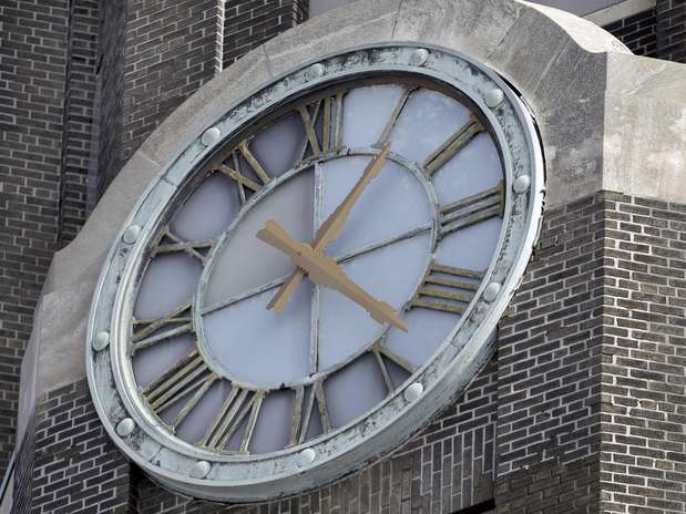 Foto del 23 de febrero del reloj de la Estación Central de Buffalo, estado de Nueva York, que simboliza el problema de muchas comunidades que no saben qué hacer con grandes estructuras en desuso, que han sido abandonadas.  Foto: David Duprey, File / AP