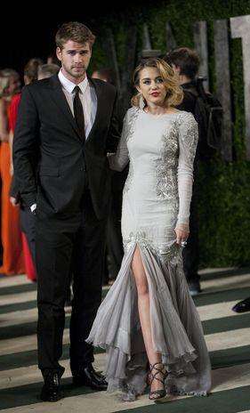 Miley Cyrus ha revelado que su novio, con quien mantiene una relación desde hace tres años, le propuso matrimonio el pasado 31 de mayo con un anillo de diamantes de 3.5 quilates del diseñador Neil Lane. "Estoy muy feliz de estar prometida y espero tener una vida llena de felicidad con Liam", ha declarado en la revista People. La cantante había reconocido en una entrevista anterior que el australiano era perfecto para ella: "Creo que es alguien que siempre está ahí para escuchar. La gente suele cometer errores y quieren que les des soluciones pero yo no quiero que me den respuestas, solo busco que me sepan escuchar", concluyó. Foto: Getty Images