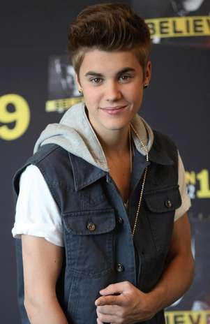 El astro pop Justin Bieber posa para fotografías durante una conferencia de prensa en la Ciudad de México el lunes 11 de junio de 2012. Bieber se presentará en un concierto gratuito en el zócalo de la capital mexicana.  Foto: Alexandre Meneghini / AP