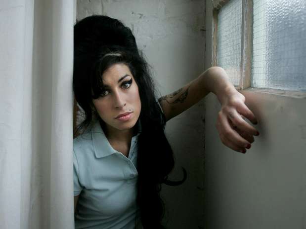 En esta foto de archivo del 16 de febrero del 2007, Amy Winehouse posa en un estudio en el norte de Londres. Mitch Winehouse, el padre de la cantante británica, dice que le sido muy difícil disfrutar del exitoso álbum de su hija "Back to Black" porque las canciones hablan de su ex esposo, Blake Fielder-Civil, a quien culpa de llevarla al alcoholismo y la drogadicción, detallando su larga caída en el libro, "Amy, My Daughter".  Foto: Matt Dunham, Archivo / AP