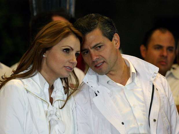 Supuesta paliza de Peña Nieto a su esposa Angelica Rivera enciende contienda Get?src=http%3A%2F%2Fimages.terra.com%2F2012%2F06%2F27%2Fcampana-rivera