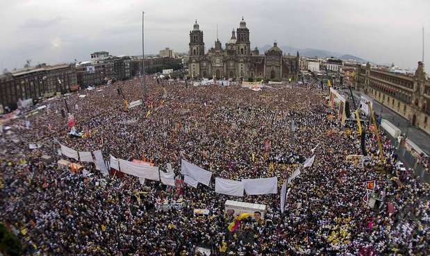 Ante un Zócalo abarrotado, el candidato del Movimiento Progresista a la Presidencia de la República, Andrés Manuel López Obrador, aseguró que hay condiciones inmejorables para ganar la Presidencia. Foto: Mario Castillo / Terra