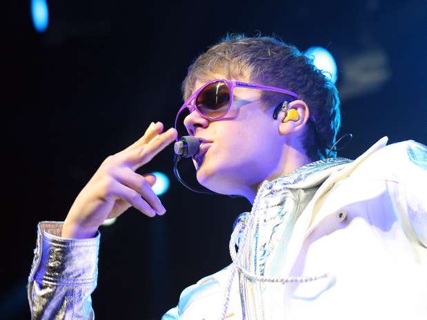 El cantante Justin Bieber sorprendió a los fans que le esperaban a la entrada del estudio donde se graba el programa 'Tonight Show With Jay Leno' en California con una actuación improvisada. Foto: Getty Images